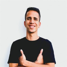 迪尔公司股东拒绝反 DEI 提案,此前特朗普曾施压苹果放弃多元化计划。