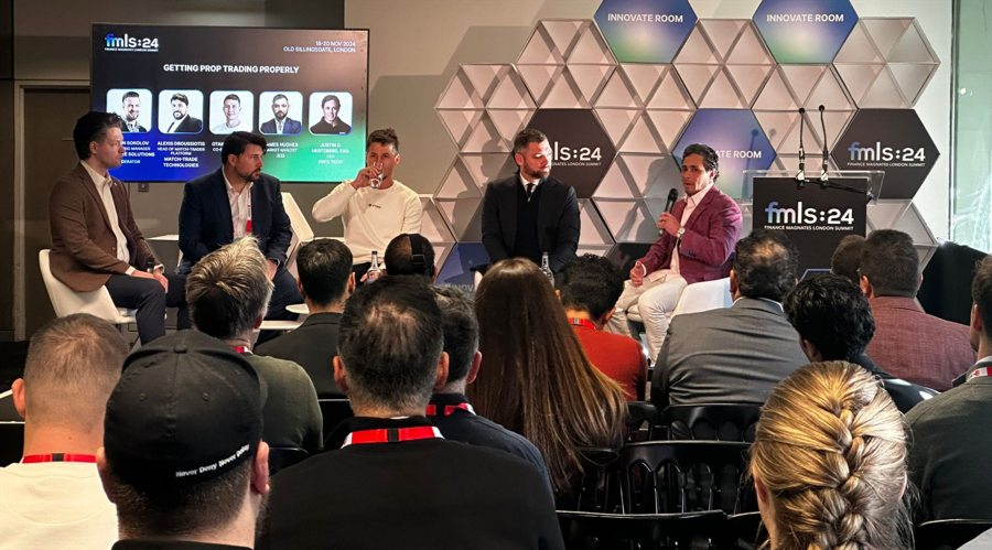 美国总统特朗普周三对墨西哥、加拿大和欧盟的关税政策做出了复杂的表态,提出可能于4月2日对墨西哥和加拿大实施新关税,并计划对欧盟商品征收25%的“对等”关税。这些声明引发了市场对未来关税政策的揣测,同时导致加元和墨西哥披索的汇率波动。