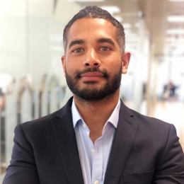 英伟达CFO:预计对中国的出货量将在数据中心业务营收中保持稳定,星际之门(Stargate)数据中心将使用Spectrum - X以太网技术。预计网络部门将在本财年第一季度恢复增长,毛利率将在本财年后期升至约70%。