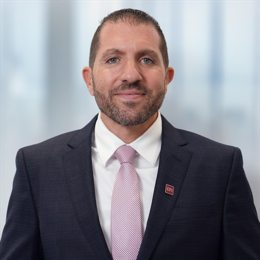 英伟达 2025 财年 Q4 营收 393.31 亿美元,超出市场预期的 380.45 亿美元,上年同期为 221 亿美元。